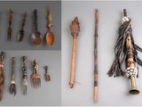 plusieurs types d'objets traditionnels exposés sur une surface grise