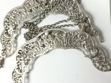 une photo représentant une paire de ciseaux posée sur une table