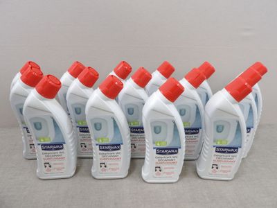 Six bouteilles de nettoyant pour salle de bains sont alignées sur une table