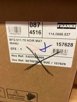 une boîte en carton sur laquelle est représentée une paire de ciseaux