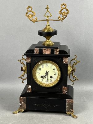 Pendule borne en marbre noir et griotte, surmontée d'une cas…