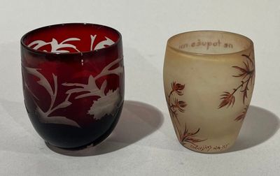 deux vases posés l'un à côté de l'autre sur une table