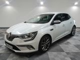 la voiture blanche est garée sur un sol en damier dans le garage