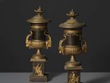 paire d'urnes anciennes en bronze et marbre noir, posées sur des socles