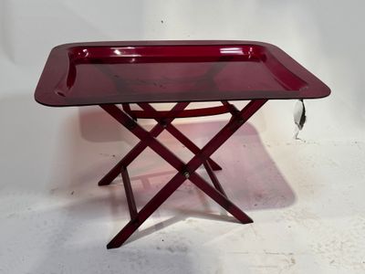 Table pliante en plexiglas rouge. - Photo 1
