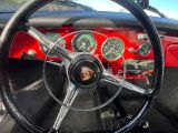 volant et tableau de bord d'une voiture rouge aux finitions noires