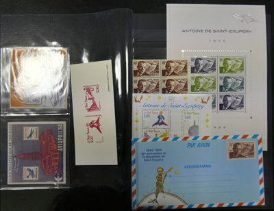 de nombreux timbres et enveloppes de toutes sortes sur la table