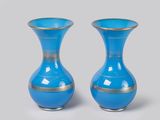 une paire de vases bleus aux bords dorés sur fond gris