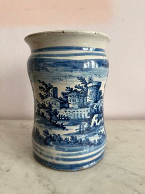 un vase bleu et blanc posé sur une table