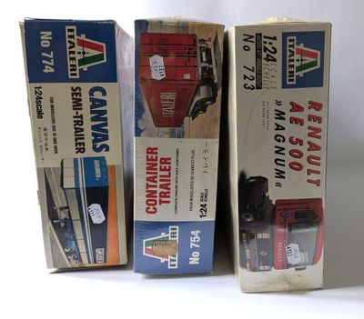 trois boîtes de différents types de wagons de train sur une surface blanche