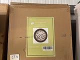 une boîte sur laquelle est posée une horloge, à côté d'une boîte remplie de boîtes