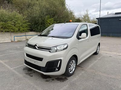 une petite camionnette blanche garée dans un parking