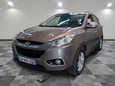 la photo d'une voiture garée dans une salle d'exposition