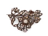 une broche ancienne en diamants et perles, signée Van Cleef