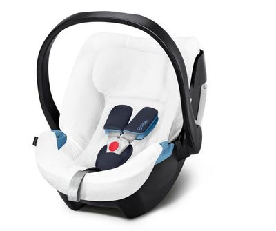 le siège auto pour bébé est fixé à l'arrière du siège de voiture