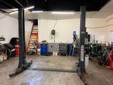 l'image d'un garage contenant de nombreux outils