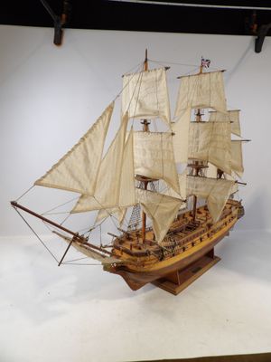 une maquette de voilier exposée dans une pièce