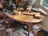 une table sur laquelle sont posés de nombreux livres