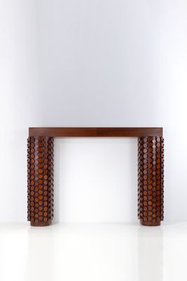 une photo d'une table en bois avec un mur blanc en arrière-plan