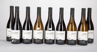 six bouteilles de vin sont alignées sur une table