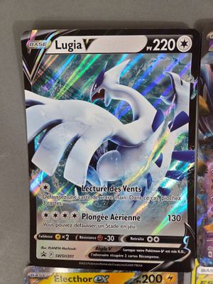 deux cartes pokemon posées l'une sur l'autre sur une table