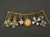 un gros plan sur un collier orné de plusieurs breloques