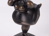 statue d'une femme tenant un bébé dans ses bras, posée sur un socle en bois
