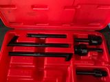 une boîte à outils rouge ouverte, remplie d'outils, posée sur une table