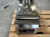 une machine posée sur une palette