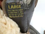 une peluche assise à côté d'une chaussure