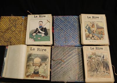 plusieurs livres sont empilés sur une table