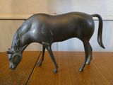 une statue de cheval posée sur une table