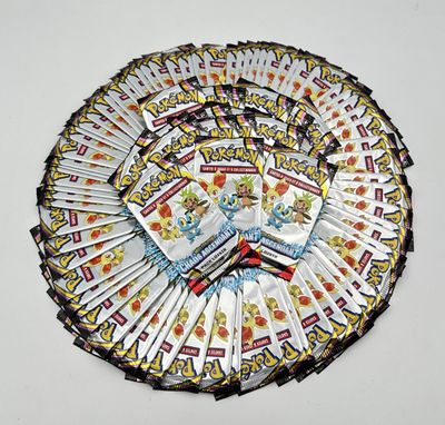 beaucoup de cartes étalées sur la table