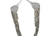collier en argent orné de perles d'argent sur fond blanc
