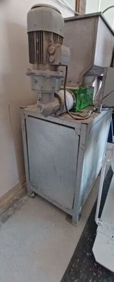 une machine posée sur le sol d'une pièce