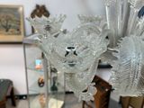 un lustre en verre suspendu au plafond