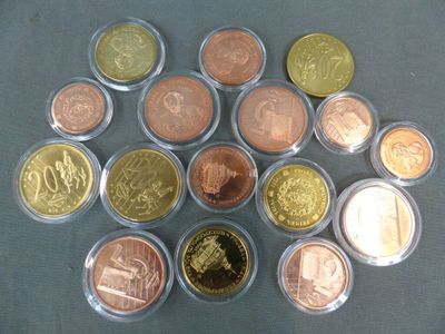 un lot de pièces de monnaie posées sur une table