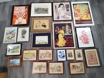 il y a beaucoup d'œuvres d'art encadrées posées par terre dans cette pièce