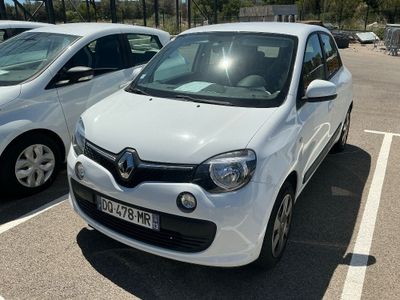 deux petites voitures garées l'une à côté de l'autre sur un parking