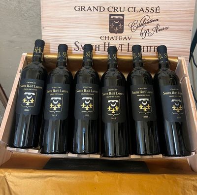 six bouteilles de vin dans un coffret en bois sur une table