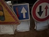 de nombreux panneaux de toutes sortes posés par terre à côté d'un camion
