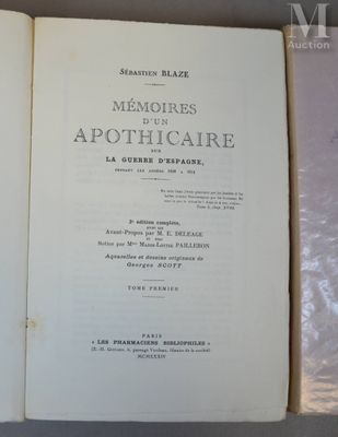 un livre ouvert posé sur une table