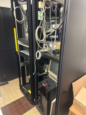 2 baies informatiques comprenant :