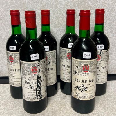 quatre bouteilles de vin sont alignées sur un comptoir
