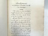 un livre ouvert posé sur une table à côté d'une pile de livres