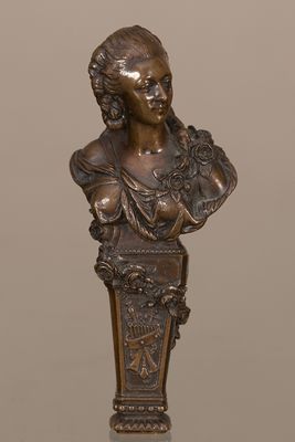 un buste antique en bronze représentant une femme tenant un panier de fleurs