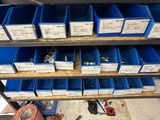 de nombreux bacs bleus sur l'étagère du garage
