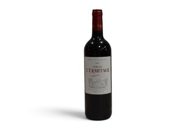 une bouteille de vin rouge posée sur une table blanche
