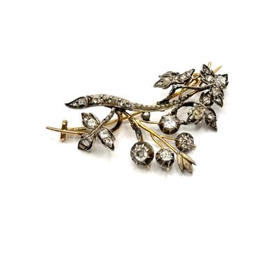 Broche en or 18K et argent (750) en forme de gerbe fleurie o…
