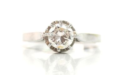 une image d'une bague en diamant sur une surface blanche